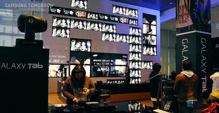 행사 준비중인 스태프