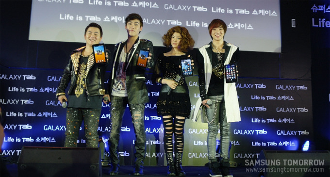 갤럭시탭을 들고 있는 top4