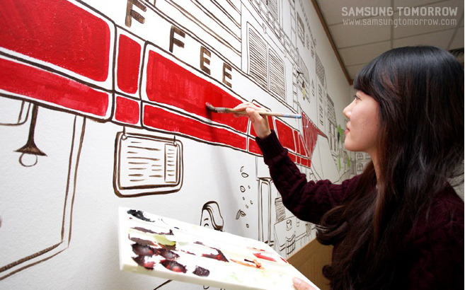 벽화를 그리는 이선경 사원