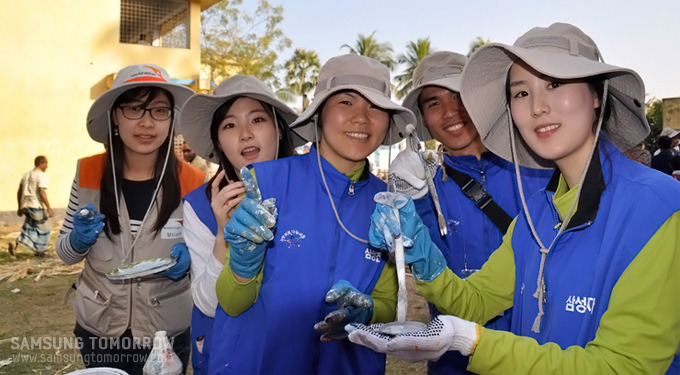 벽화그리기를 준비하는 자원봉사자들