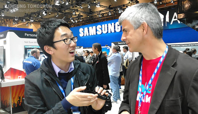 1위 수상자와 인터뷰하는 스토리텔러