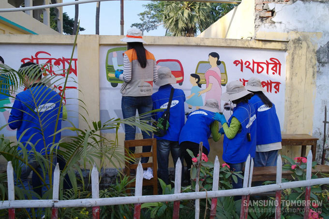 벽화를 그리는 자원봉사자들