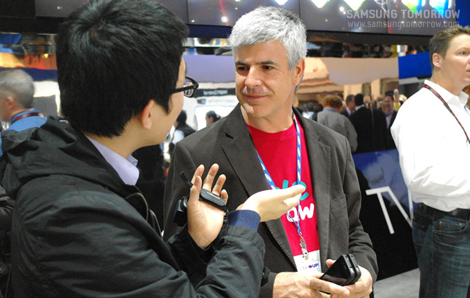 인터뷰하는 Juan Pablo Gnecco 