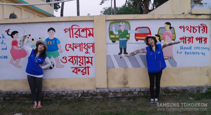 벽화 앞의 스토리텔러 민경, 경연