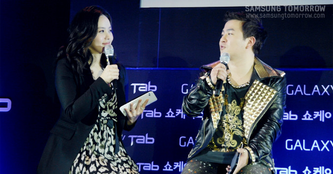 인터뷰 중인 허각