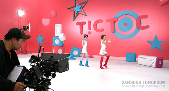 틱톡걸이 뮤직비디오를 촬영하며 춤을 추고 있는 모습