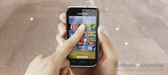 갤럭시플레이어로 사진을 보는 모습