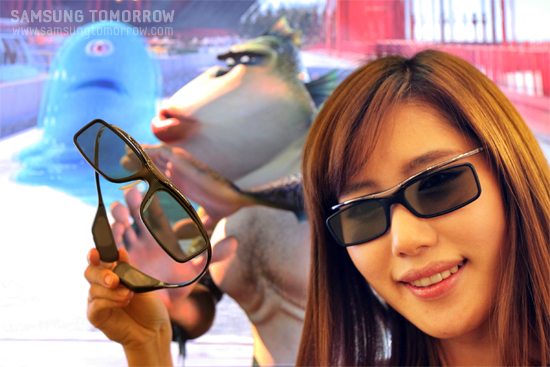 모델이 삼성전자 3D안경을 선보이고 있다