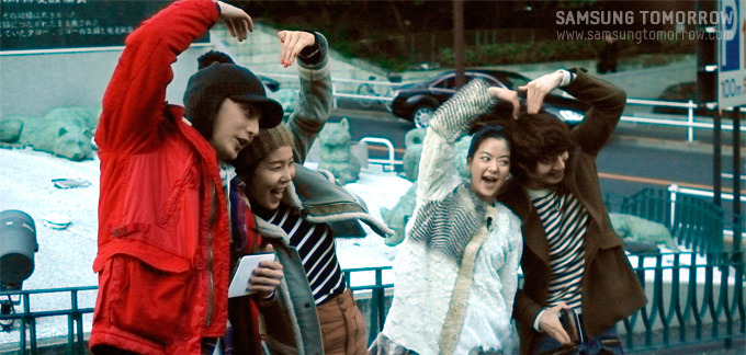 팔로 하트를 그리는 두 팀