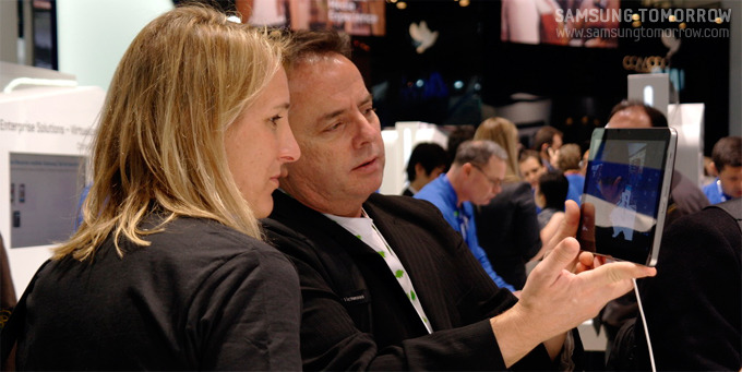 갤럭시 탭 10.1을 체험하는 사람들