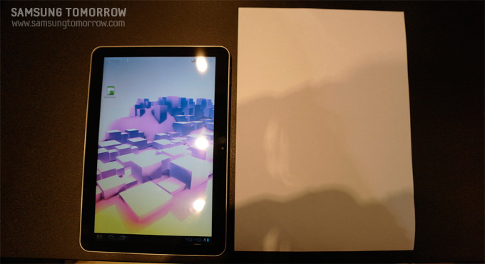 A4 용지와 갤럭시 탭 10.1