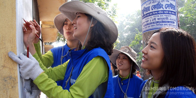 벽화 스케치하는 자원봉사자