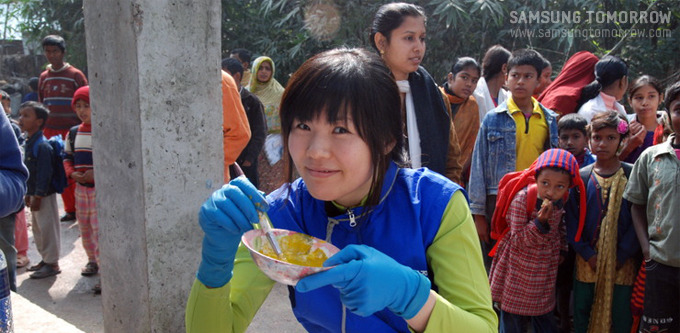 물감을 섞는 자원봉사자