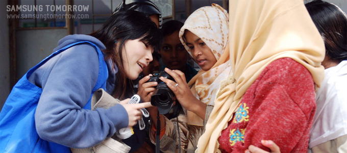 사진을 확인하는 방글라데시 소녀