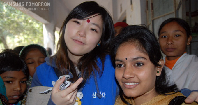 자원봉사자와 방글라데시 소녀