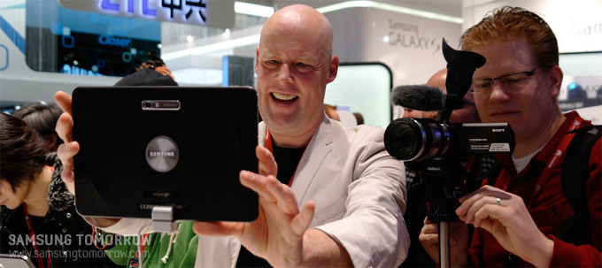 갤럭시 탭 10.1을 체험하는 사람들