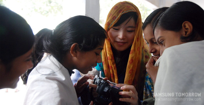 사진을 확인하는 방글라데시 아이들