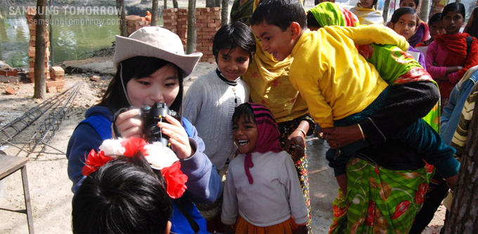 사진을 확인하는 방글라데시 아이들