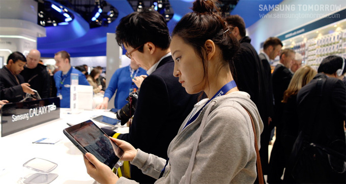 갤럭시 탭 10.1을 체험하는 사람들