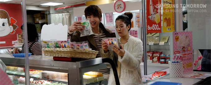 디저트를 고르는 손호영과 리에