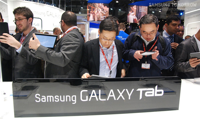 갤럭시 탭 10.1을 체험하는 사람들