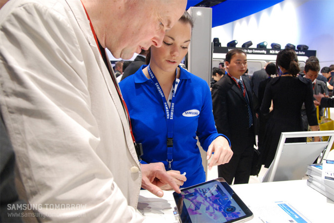 갤럭시 탭 10.1을 체험하는 사람