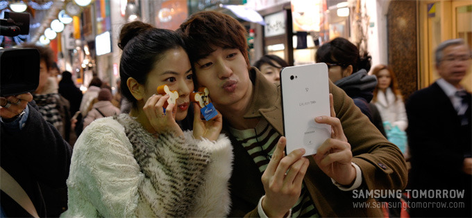 갤럭시 탭으로 사진찍는 리에와 손호영