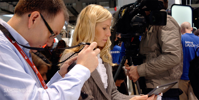 갤럭시 탭 10.1을 취재하는 외국인