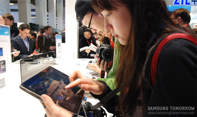 갤럭시 탭 10.1을 체험하는 사람들