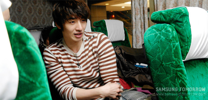 인터뷰하는 손호영