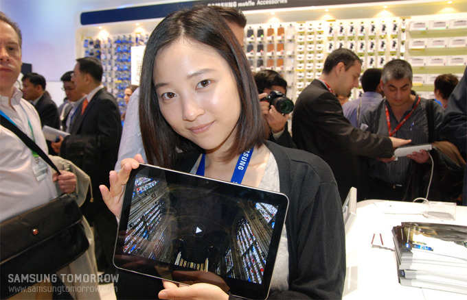 갤럭시 탭 10.1을 들고 있는 스토리텔러