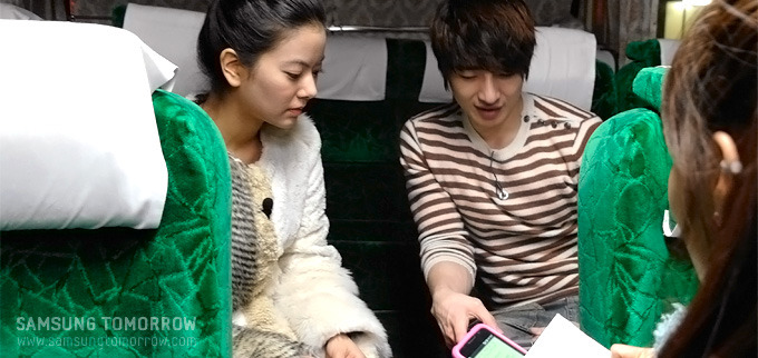 인터뷰하는 리에와 손호영