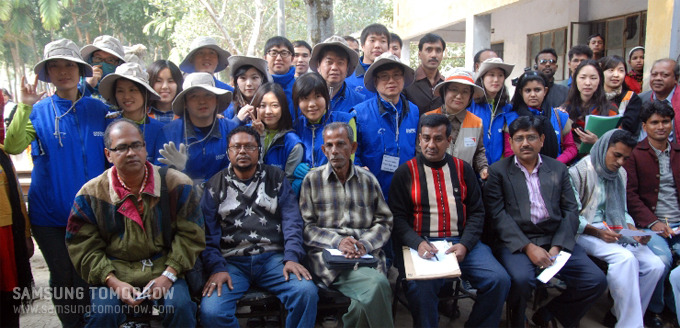 방글라데시 기자들과 자원봉사자들