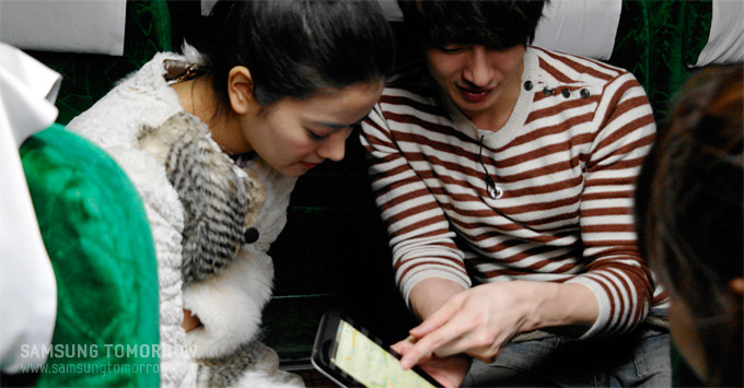 인터뷰하는 리에와 손호영