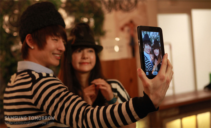 갤럭시탭으로 사진을 찍고 있는 손호영과 리에