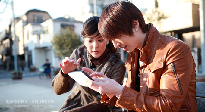 럭시탭을 보고 있는 손호영과 리에