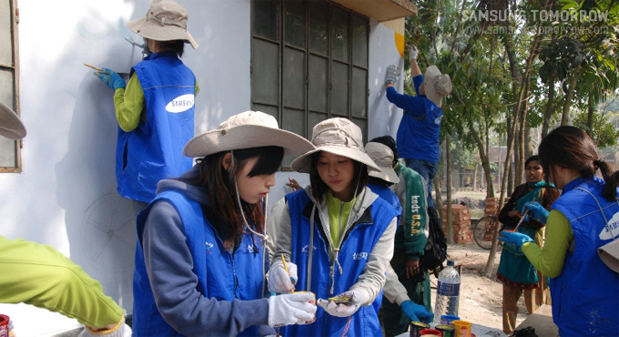 물감을 섞는 자원봉사자들