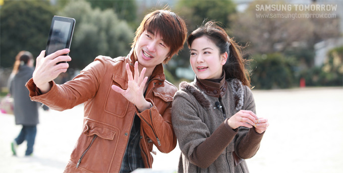 럭시탭으로 사진을 찍고 있는 손호영과 리에