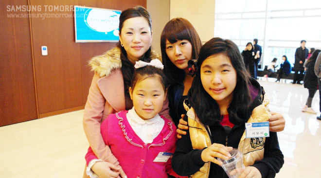 선행H/W개발1 그룹 서은비 사원과 아이들