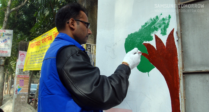 벽화를 그리는 현지인