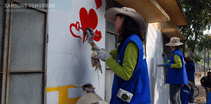 벽화를 그리는 봉사자