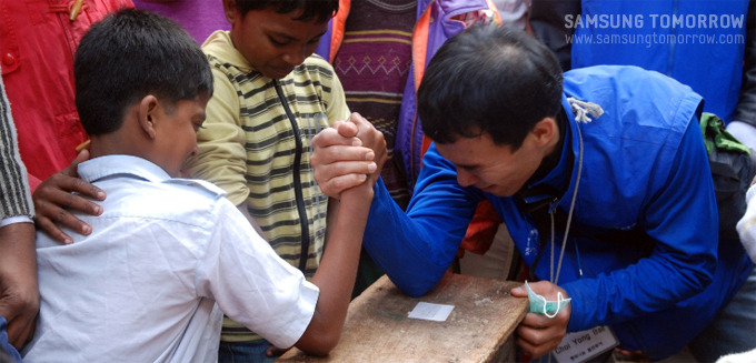 방글라데시 아이와 팔씨름하는 최용배 대리