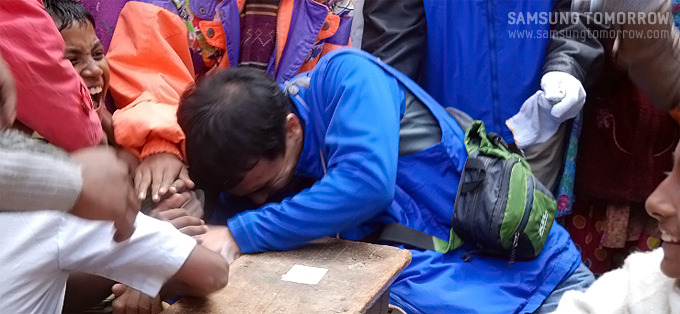 방글라데시 아이와 팔씨름하는 최용배 대리