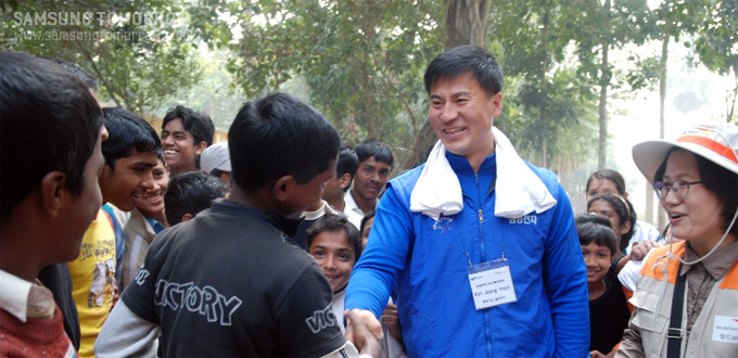 방글라데시 아이와 팔씨름 하는 김정훈 대리