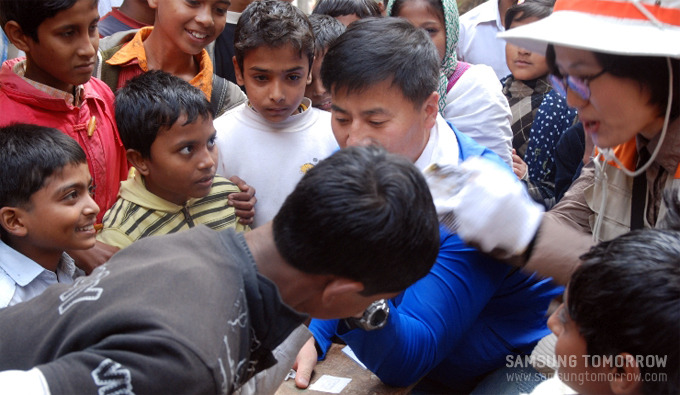 방글라데시 아이와 팔씨름 하는 김정훈 대리