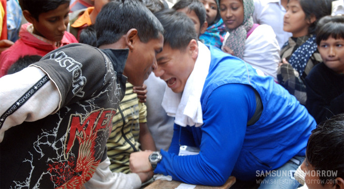 방글라데시 아이와 팔씨름 하는 김정훈 대리