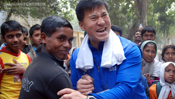 방글라데시 소년과 김정훈 대리