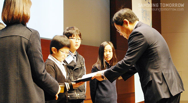 수료증을 받는 아이들