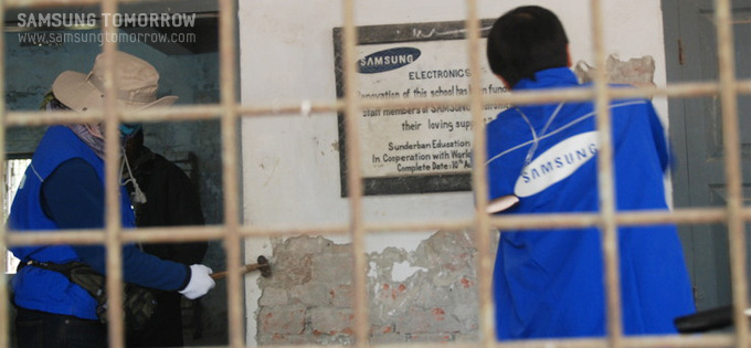 벽돌을 깨는 자원봉사자