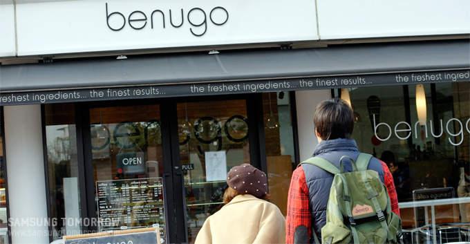 가게에 들어가는 김나영과 김준